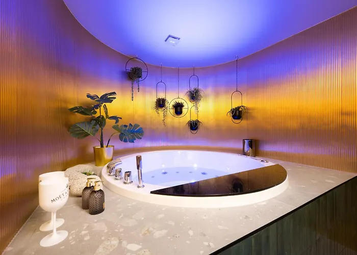アパート Golden Golf With Whirlpool, Garden And Free Parking